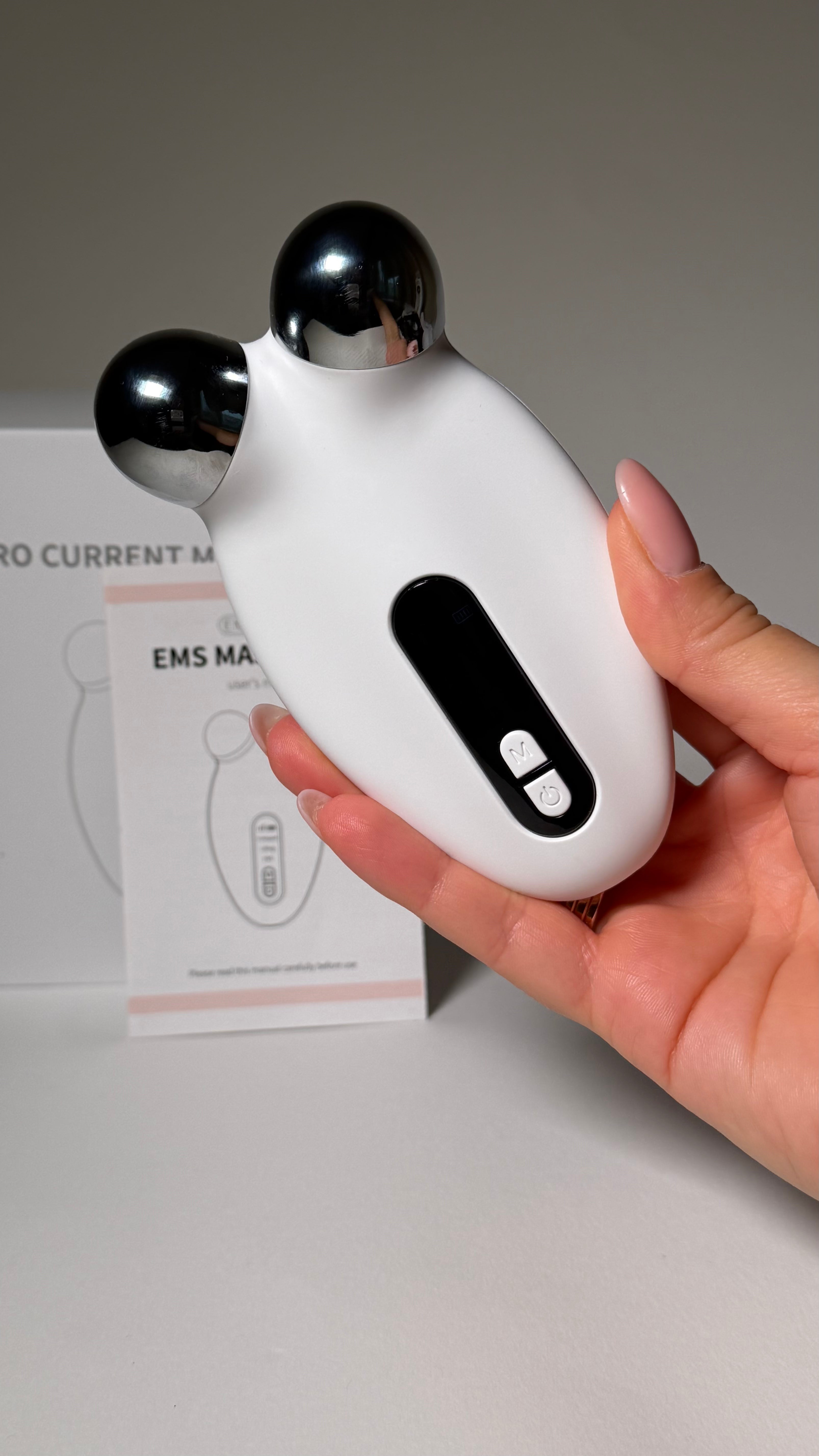 Dispozitiv facial electric cu microcurenți – Anti-îmbătrânire și lifting