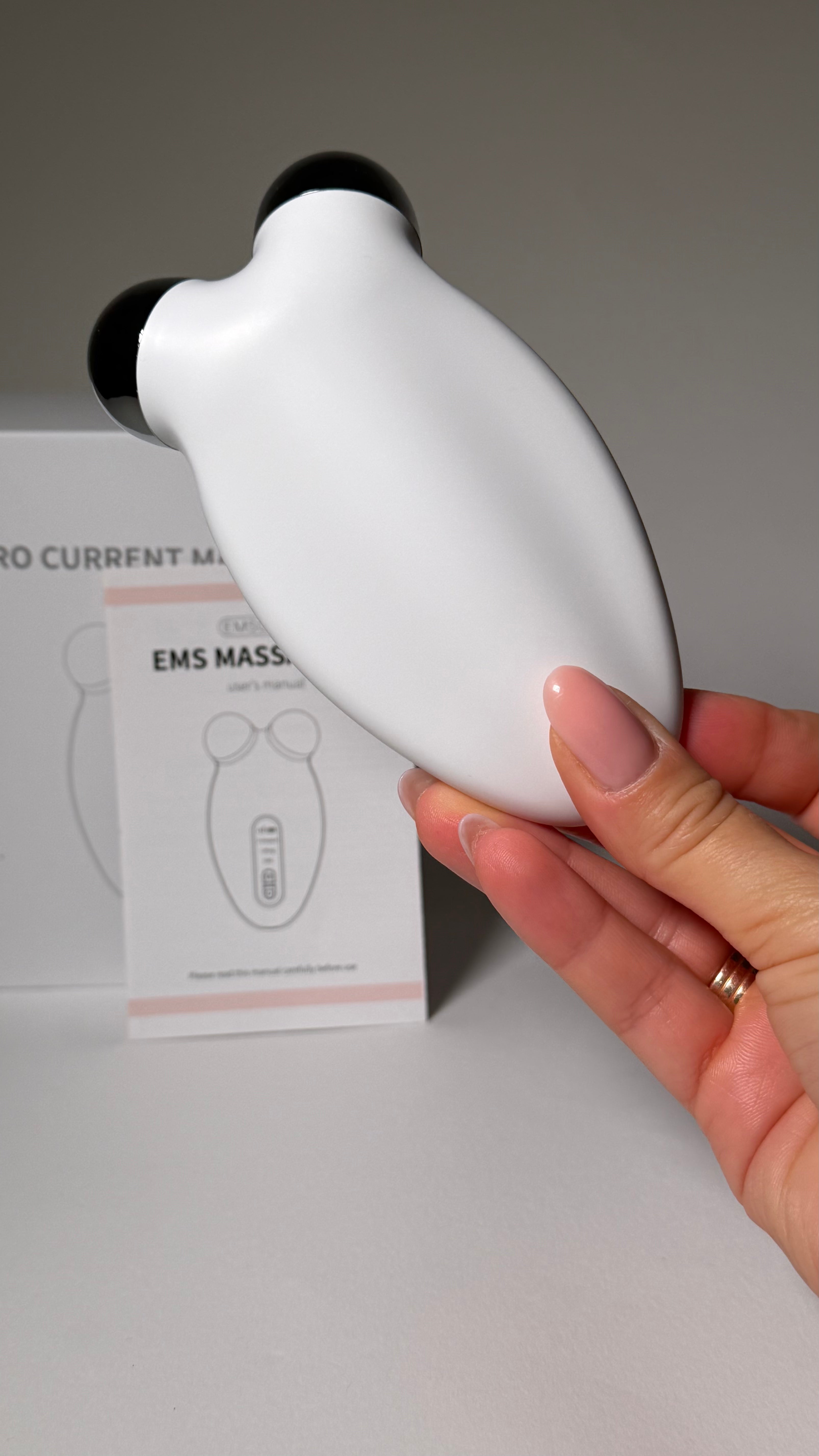 Dispozitiv facial electric cu microcurenți – Anti-îmbătrânire și lifting