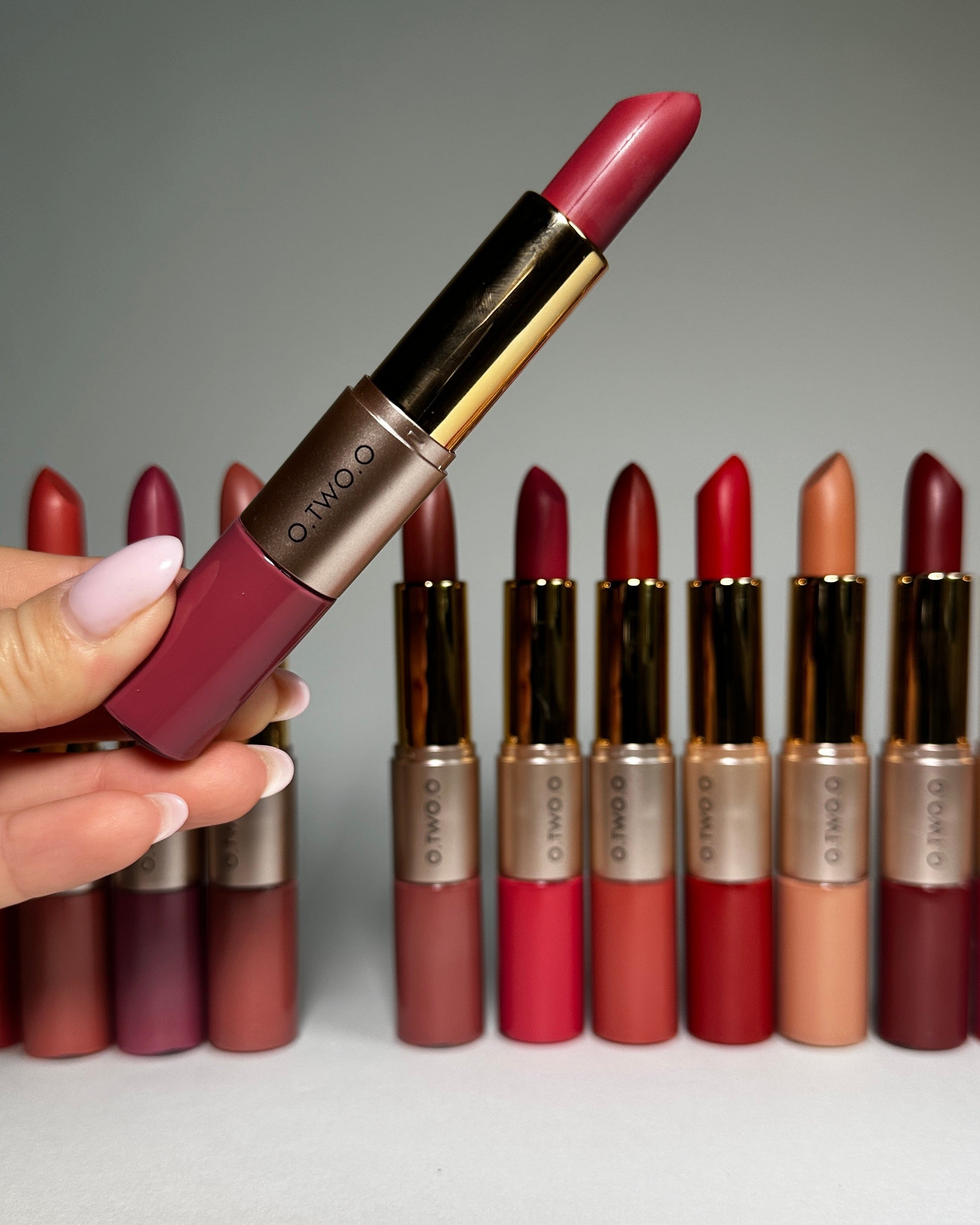 O.TWO.O – Ruj 2-în-1: ruj solid + ruj lichid